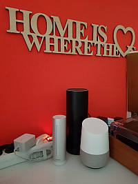 Amazon Alexa (hinten), Google Home (rechts) und Netatmo (links)