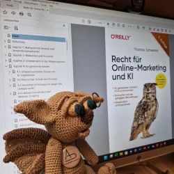 Mein Gargoyle Gideon und das Buch am Monitor