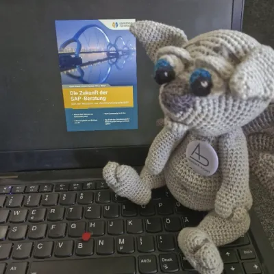 Cover Die Zukunft der SAP-Beratung am Laptopbildschirm davor sitzt mein Gargoyle Gideon Cover Die Zukunft der SAP-Beratung am Laptopbildschirm davor sitzt mein Gargoyle Gideon