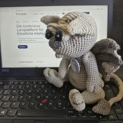 Foto meines Gargoyle Gideon auf einer Notebooktastatur am Bildschirm ist die Seite des KI Campus Foto meines Gargoyle Gideon auf einer Notebooktastatur am Bildschirm ist die Seite des KI Campus