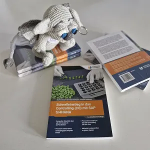 Gideon betrachtet das Cover unseres Buches Schnelleinstieg in das Controlling CO mit SAP S4HANA
