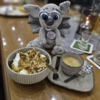 Gideon mit Kaffee und Nachtisch am Computerstammtisch